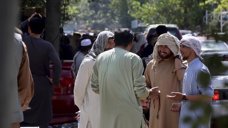 Afghans wait for hours to try to withdraw money, in front of Kabul Bank, in Kabul, Afghanistan, Saturday, Aug. 28, 2021. (AP Photo/Khwaja Tawfiq Sediqi)