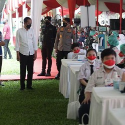 Jokowi & Ketum KADIN Tinjau Vaksinasi Kolaborasi Kebangsaan