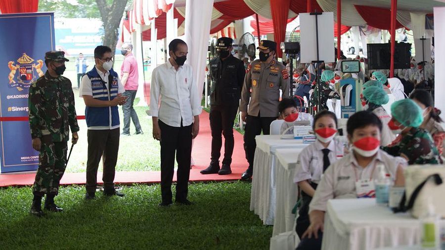 Presiden Jokowi dan Ketua Umum KADIN Indonesia Tinjau Vaksinasi Kolaborasi Kebangsaan di Kebun Raya Bogor