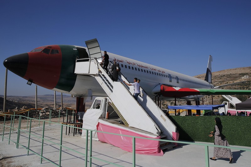 Sebuah pesawat Boeing 707 telah diubah menjadi sebuah kafe, di Wadi Al-Badhan, Palestina. (AP Photo/Majdi Mohammed)
