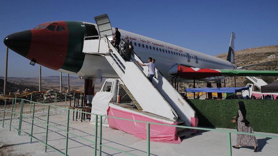 Sebuah pesawat Boeing 707 telah diubah menjadi sebuah kafe, di Wadi Al-Badhan, Palestina. (AP Photo/Majdi Mohammed)