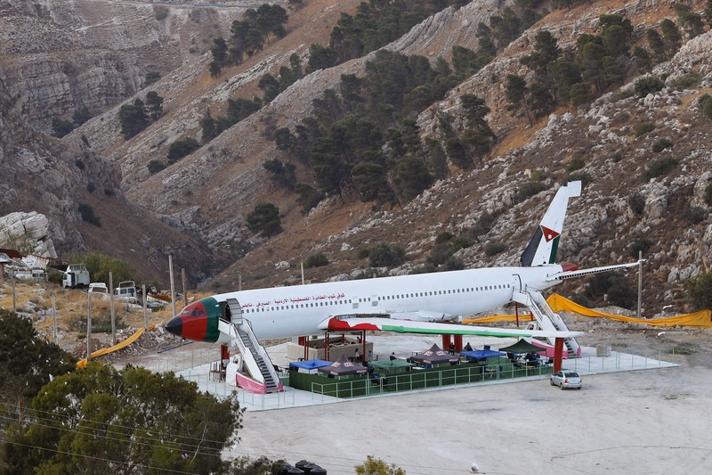 West Bank Airplane Cafe Sebuah pesawat Boeing 707 telah diubah menjadi sebuah kafe, di Wadi Al-Badhan, Palestina. (AP Photo/Majdi Mohammed)