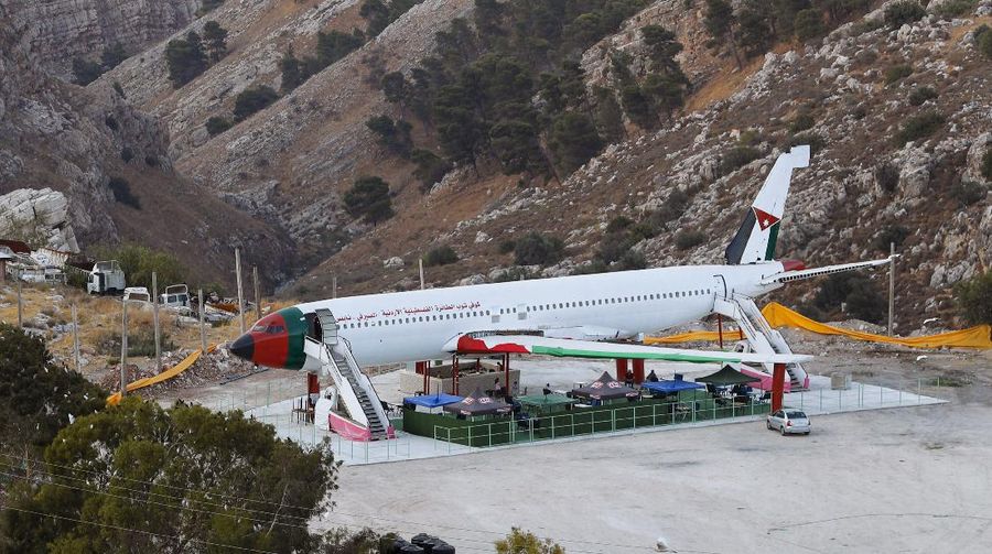 Sebuah pesawat Boeing 707 telah diubah menjadi sebuah kafe, di Wadi Al-Badhan, Palestina. (AP Photo/Majdi Mohammed)