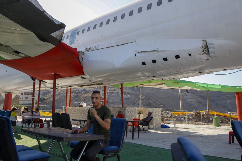 Sebuah pesawat Boeing 707 telah diubah menjadi sebuah kafe, di Wadi Al-Badhan, Palestina. (AP Photo/Majdi Mohammed)