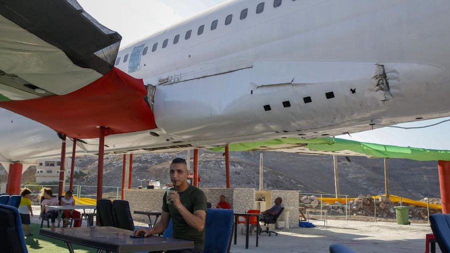 Sebuah pesawat Boeing 707 telah diubah menjadi sebuah kafe, di Wadi Al-Badhan, Palestina. (AP Photo/Majdi Mohammed)