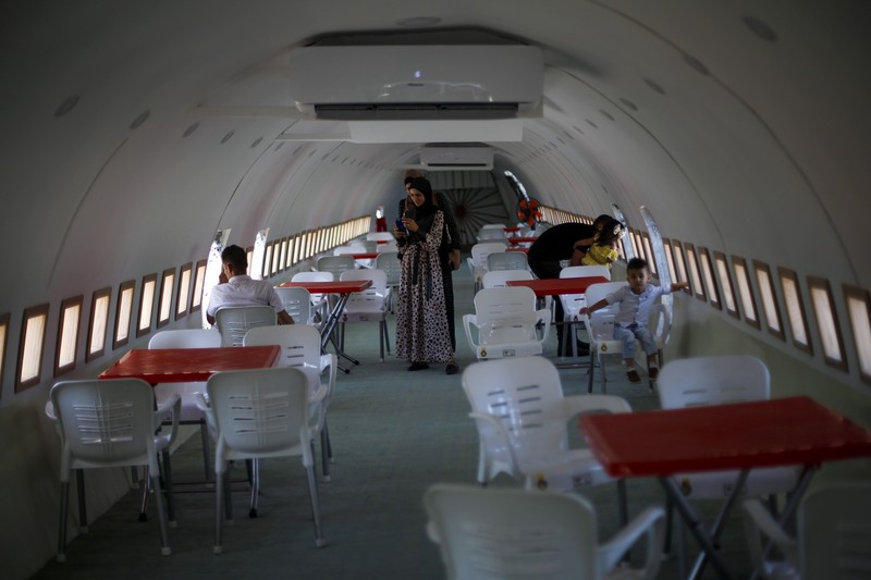 Sebuah pesawat Boeing 707 telah diubah menjadi sebuah kafe, di Wadi Al-Badhan, Palestina. (AP Photo/Majdi Mohammed)