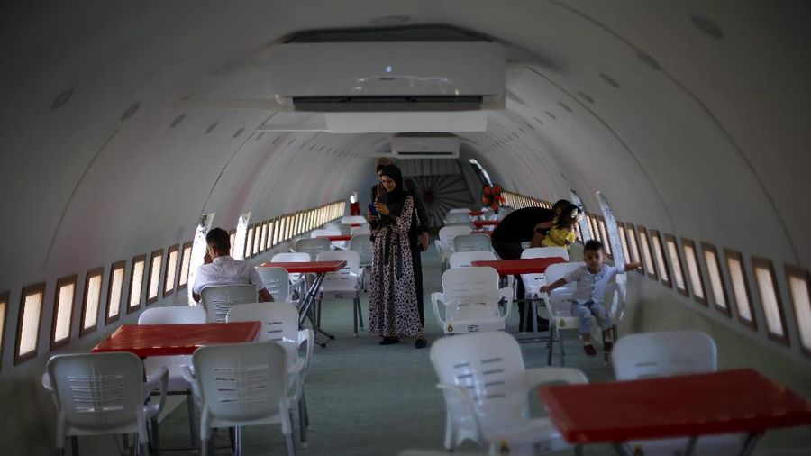 Sebuah pesawat Boeing 707 telah diubah menjadi sebuah kafe, di Wadi Al-Badhan, Palestina. (AP Photo/Majdi Mohammed)