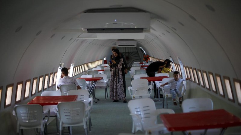Sebuah pesawat Boeing 707 telah diubah menjadi sebuah kafe, di Wadi Al-Badhan, Palestina. (AP Photo/Majdi Mohammed)