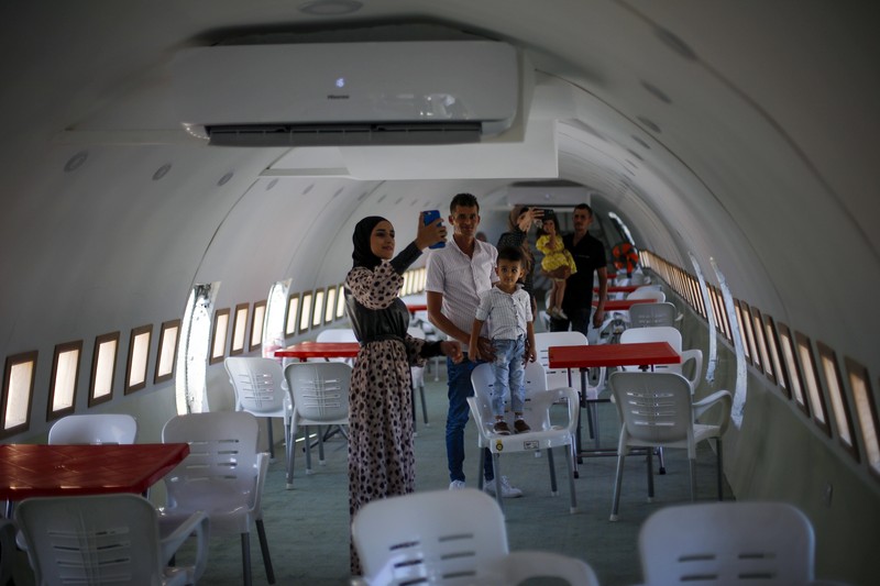 Sebuah pesawat Boeing 707 telah diubah menjadi sebuah kafe, di Wadi Al-Badhan, Palestina. (AP Photo/Majdi Mohammed)