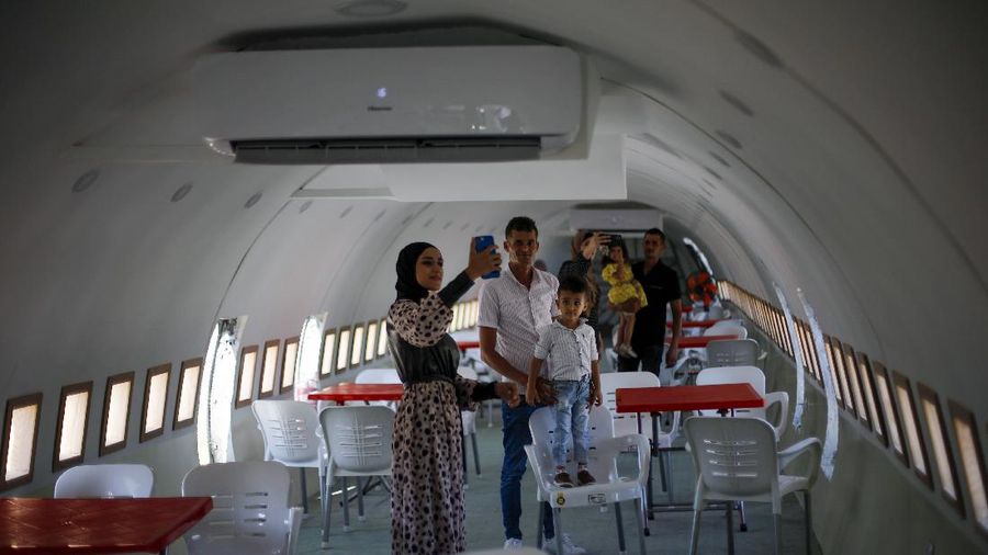 Sebuah pesawat Boeing 707 telah diubah menjadi sebuah kafe, di Wadi Al-Badhan, Palestina. (AP Photo/Majdi Mohammed)