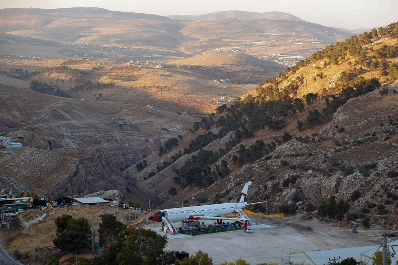 Sebuah pesawat Boeing 707 telah diubah menjadi sebuah kafe, di Wadi Al-Badhan, Palestina. (AP Photo/Majdi Mohammed)