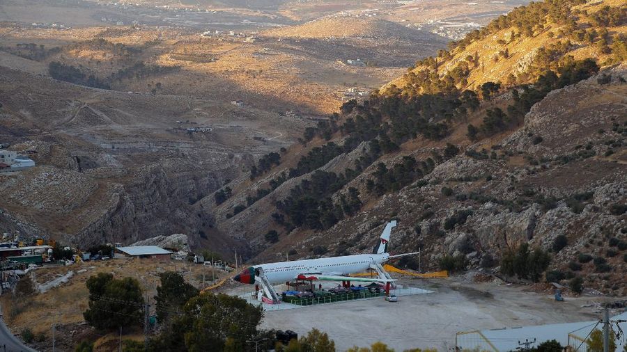 Sebuah pesawat Boeing 707 telah diubah menjadi sebuah kafe, di Wadi Al-Badhan, Palestina. (AP Photo/Majdi Mohammed)
