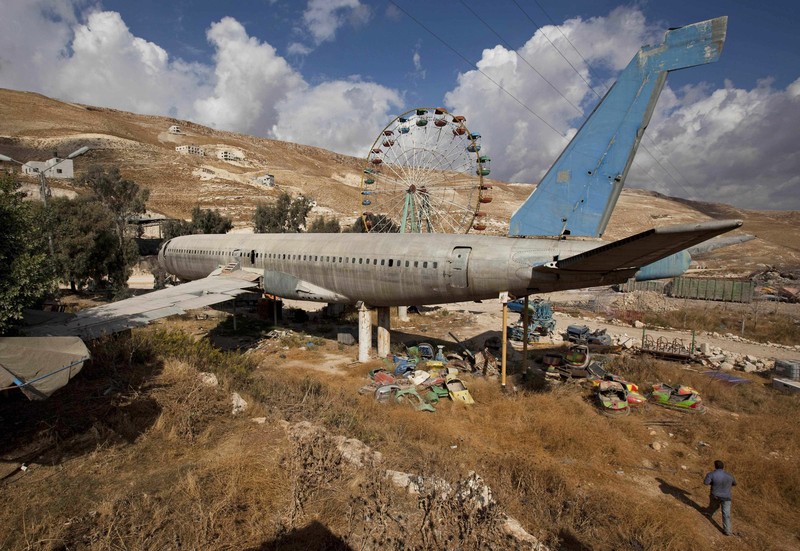 Sebuah pesawat Boeing 707 telah diubah menjadi sebuah kafe, di Wadi Al-Badhan, Palestina. (AP Photo/Majdi Mohammed)