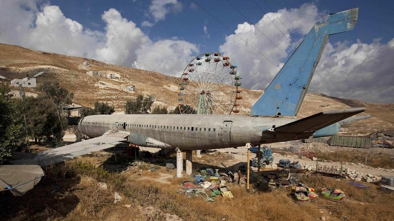 Sebuah pesawat Boeing 707 telah diubah menjadi sebuah kafe, di Wadi Al-Badhan, Palestina. (AP Photo/Majdi Mohammed)