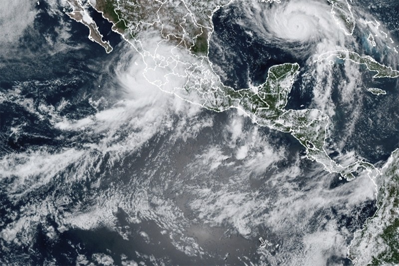 Citra satelit menunjukkan pemandangan Badai Ida, Sabtu, 28 Agustus 2021. (NOAA via AP) This satellite image provided by NOAA shows a view of Hurricane Ida, Saturday, Aug. 28, 2021. Forecasters warned residents along the northern Gulf of Mexico coast to rush preparations Saturday ahead of an intensifying Hurricane Ida, which is expected to bring winds as high as 130 mph (209 kph), life-threatening storm surge and flooding rain when it slams ashore in Louisiana on Sunday. (NOAA via AP)