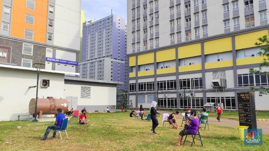 Suasana Aktivitas di RSDC Wisma Atlet, Kemayoran. (CNBC Indonesia/ Andrean Kristianto)