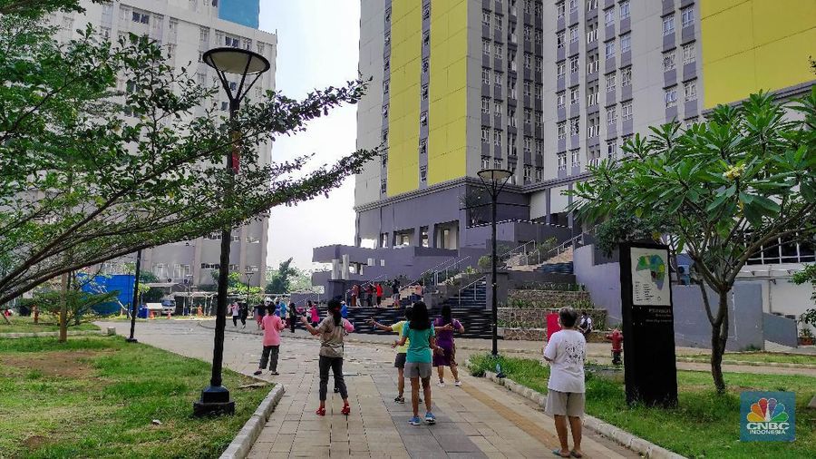 Suasana Aktivitas di RSDC Wisma Atlet, Kemayoran. (CNBC Indonesia/ Andrean Kristianto)