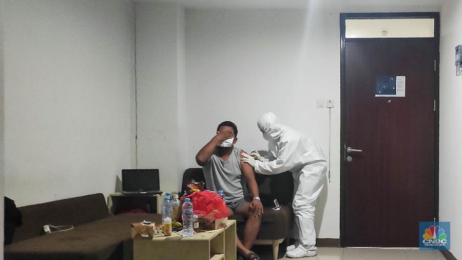 Suasana Aktivitas di RSDC Wisma Atlet, Kemayoran. (CNBC Indonesia/ Andrean Kristianto)