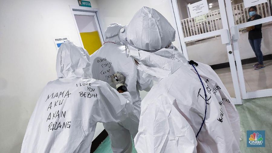 Suasana Aktivitas di RSDC Wisma Atlet, Kemayoran. (CNBC Indonesia/ Andrean Kristianto)