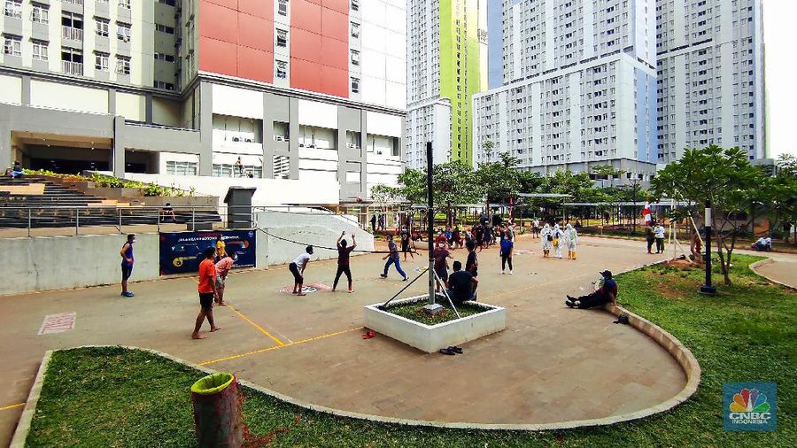 Suasana Aktivitas di RSDC Wisma Atlet, Kemayoran. (CNBC Indonesia/ Andrean Kristianto)