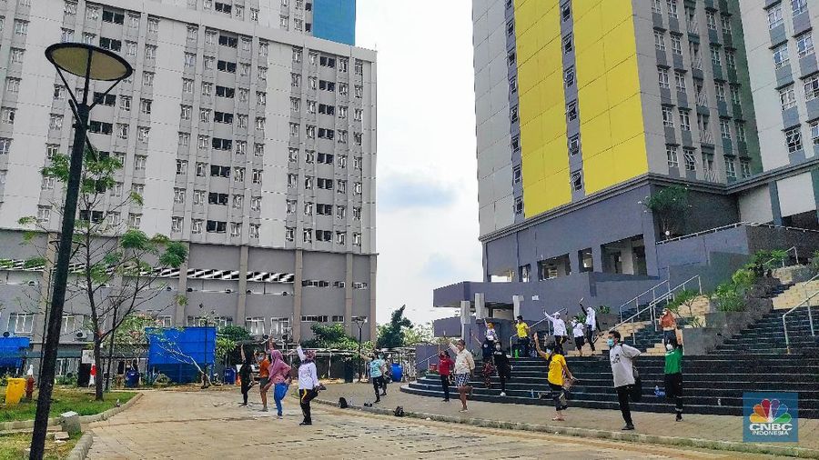Suasana Aktivitas di RSDC Wisma Atlet, Kemayoran. (CNBC Indonesia/ Andrean Kristianto)
