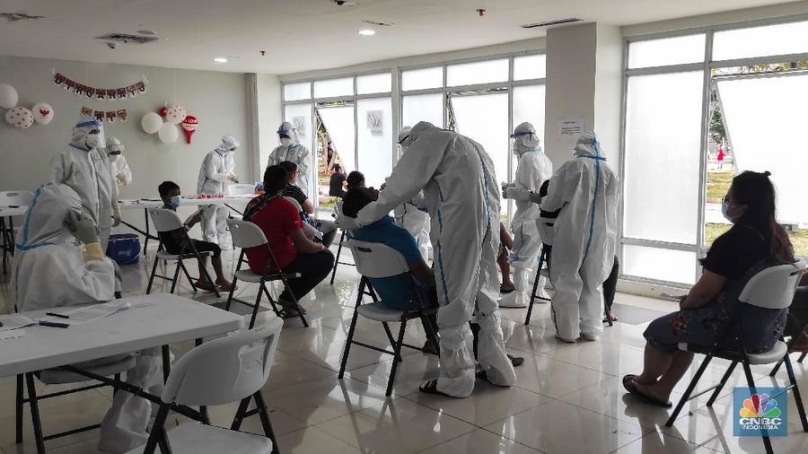 Suasana Aktivitas di RSDC Wisma Atlet, Kemayoran. (CNBC Indonesia/ Andrean Kristianto)