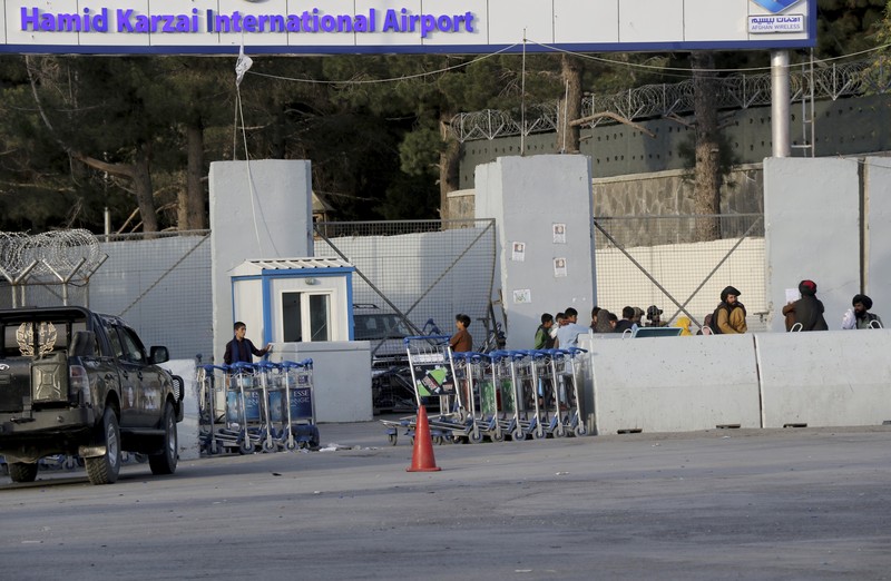 Taliban Menutup Bandara Kabul, afghanistan Taliban fighters stand guard at a checkpoint near the gate of Hamid Karzai international Airport in Kabul, Afghanistan, Saturday, Aug. 28, 2021. The Taliban have sealed off Kabul’s airport to most would-be evacuees to prevent large crowds from gathering after this week's deadly suicide attack. The massive U.S.-led airlift was winding down Saturday ahead of a U.S. deadline to withdraw from Afghanistan by Tuesday. (AP Photo/Wali Sabawoon)
