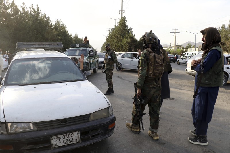 Taliban Menutup Bandara Kabul, afghanistan Taliban fighters stand guard at a checkpoint near the gate of Hamid Karzai international Airport in Kabul, Afghanistan, Saturday, Aug. 28, 2021. The Taliban have sealed off Kabul’s airport to most would-be evacuees to prevent large crowds from gathering after this week's deadly suicide attack. The massive U.S.-led airlift was winding down Saturday ahead of a U.S. deadline to withdraw from Afghanistan by Tuesday. (AP Photo/Wali Sabawoon)