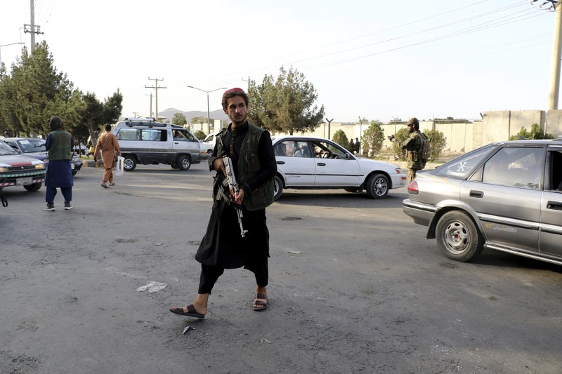 Taliban Menutup Bandara Kabul, afghanistan Taliban fighters stand guard at a checkpoint near the gate of Hamid Karzai international Airport in Kabul, Afghanistan, Saturday, Aug. 28, 2021. The Taliban have sealed off Kabul’s airport to most would-be evacuees to prevent large crowds from gathering after this week's deadly suicide attack. The massive U.S.-led airlift was winding down Saturday ahead of a U.S. deadline to withdraw from Afghanistan by Tuesday. (AP Photo/Wali Sabawoon)