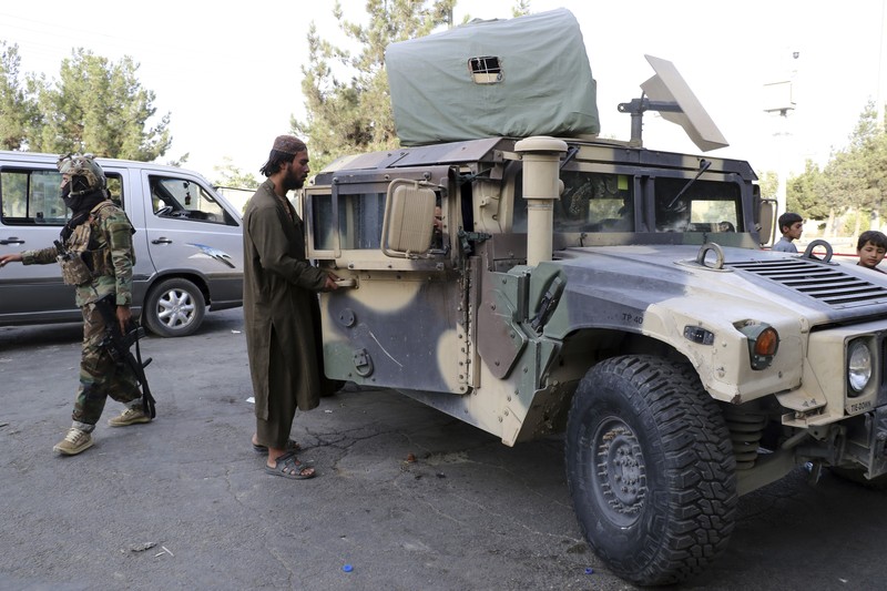 Taliban Menutup Bandara Kabul, afghanistan Taliban fighters stand guard at a checkpoint near the gate of Hamid Karzai international Airport in Kabul, Afghanistan, Saturday, Aug. 28, 2021. The Taliban have sealed off Kabul’s airport to most would-be evacuees to prevent large crowds from gathering after this week's deadly suicide attack. The massive U.S.-led airlift was winding down Saturday ahead of a U.S. deadline to withdraw from Afghanistan by Tuesday. (AP Photo/Wali Sabawoon)