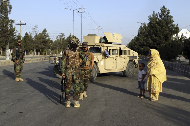 Taliban Menutup Bandara Kabul, afghanistan Taliban fighters stand guard at a checkpoint near the gate of Hamid Karzai international Airport in Kabul, Afghanistan, Saturday, Aug. 28, 2021. The Taliban have sealed off Kabul’s airport to most would-be evacuees to prevent large crowds from gathering after this week's deadly suicide attack. The massive U.S.-led airlift was winding down Saturday ahead of a U.S. deadline to withdraw from Afghanistan by Tuesday. (AP Photo/Wali Sabawoon)