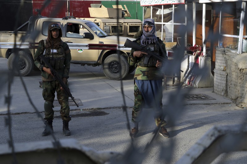 Taliban Menutup Bandara Kabul, afghanistan Taliban fighters stand guard at a checkpoint near the gate of Hamid Karzai international Airport in Kabul, Afghanistan, Saturday, Aug. 28, 2021. The Taliban have sealed off Kabul’s airport to most would-be evacuees to prevent large crowds from gathering after this week's deadly suicide attack. The massive U.S.-led airlift was winding down Saturday ahead of a U.S. deadline to withdraw from Afghanistan by Tuesday. (AP Photo/Wali Sabawoon)