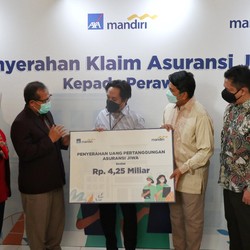 AXA Mandiri & Bank Mandiri Serahkan Klaim Nakes yang Gugur