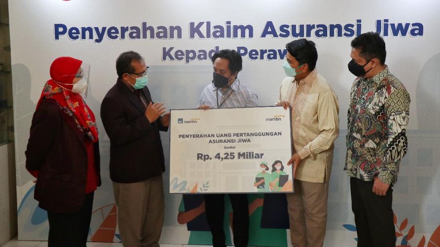 AXA Mandiri & Bank Mandiri Serahkan Klaim untuk Nakes COVID-19 yang Gugur dalam Tugas. (Dok. AXA Mandiri)