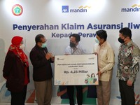 AXA Mandiri & Bank Mandiri Serahkan Klaim Nakes yang Gugur
