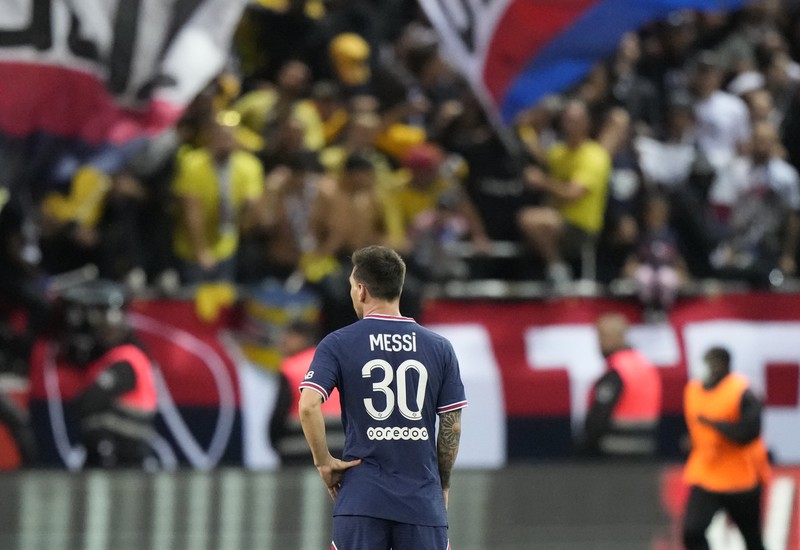 France Soccer League One Reims' Marshall Munetsi, left, challenges for the ball with PSG's Lionel Messi during the France League One soccer match between Reims and Paris Saint-Germain, at the Stade Auguste-Delaune in Reims, France, Sunday, Aug. 29, 2021. (AP Photo/Francois Mori)