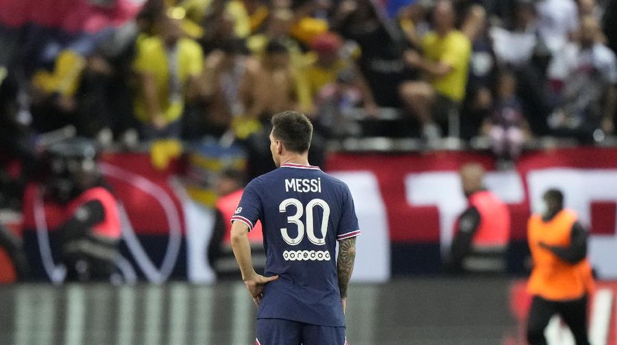 Reims' Marshall Munetsi, left, challenges for the ball with PSG's Lionel Messi during the France League One soccer match between Reims and Paris Saint-Germain, at the Stade Auguste-Delaune in Reims, France, Sunday, Aug. 29, 2021. (AP Photo/Francois Mori)