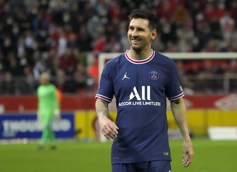 France Soccer League One Reims' Marshall Munetsi, left, challenges for the ball with PSG's Lionel Messi during the France League One soccer match between Reims and Paris Saint-Germain, at the Stade Auguste-Delaune in Reims, France, Sunday, Aug. 29, 2021. (AP Photo/Francois Mori)
