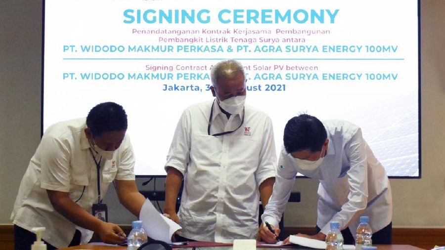 kiri - kanan : Ali Mas'adi (CEO Widodo Makmur Unggas), Tumiyana (CEO & Founder Widodo Makmur Perkasa), Harvey Tjokro (Direktur Agra Surya Energy). (Dok. WMP)