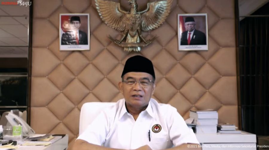 Menko PMK Muhadjir Effendy Memberikan Keterangan Pers Saat Kedatangan Vaksin Covid-19 Tahap 45, Bandara Internasional Soekarno-Hatta, 30 Agustus 2021. (Tangkapan Layar Youtube Sekretariat Presiden)
