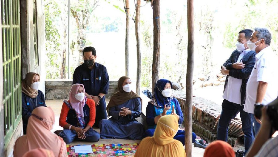 Menteri BUMN Erick Thohir mengungkapkan kekagumannya kepada kaum perempuan yang menjadi tulang punggung keluarga untuk mau belajar dan menambah ilmu demi meningkatkan penghasilannya.