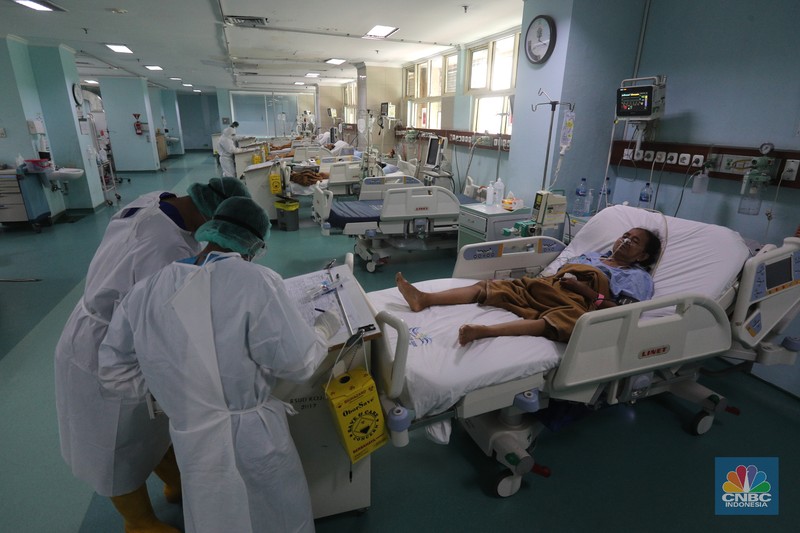 Petugas kesehatan memeriksa pasien Covid-19 diruangan Instalasi Gawat Darurat (IGD) di RSUD Koja, Jakarta, Senin (30/8/2021). Jumlah pasien Covid-19 yang dirawat di RSUD Koja terus menurun dengan peningkatan pasien sembuh.  
Diruangan IGD hanya ada tiga pasien Covid-19 yang sedang ditangani lebih lanjut.  
Di ruangan bayi terisi dua bayi berada didalam inkubator dengan penanganan khusus dari para nakes.
Berdasarkan data Kementerian Kesehatan (Kemenkes) kasus konfirmasi positif Covid-19 di tanah air hari ini bertambah 5.436 kasus, menurun dibandingkan dengan sehari sebelumnya 7.427 kasus. 
Dengan pertambahan ini maka total kasus konfirmasi positif Covid-19 di Indonesia mencapai 4,079 juta.
Sementara, jumlah pasien sembuh bertambah 19.398 orang pada hari ini, sehingga total kasus sembuh menjadi 3.743.716. (CNBC Indonesia/ Tri Susilo)