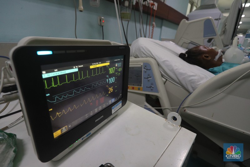 Petugas kesehatan memeriksa pasien Covid-19 diruangan Instalasi Gawat Darurat (IGD) di RSUD Koja, Jakarta, Senin (30/8/2021). Jumlah pasien Covid-19 yang dirawat di RSUD Koja terus menurun dengan peningkatan pasien sembuh.  
Diruangan IGD hanya ada tiga pasien Covid-19 yang sedang ditangani lebih lanjut.  
Di ruangan bayi terisi dua bayi berada didalam inkubator dengan penanganan khusus dari para nakes.
Berdasarkan data Kementerian Kesehatan (Kemenkes) kasus konfirmasi positif Covid-19 di tanah air hari ini bertambah 5.436 kasus, menurun dibandingkan dengan sehari sebelumnya 7.427 kasus. 
Dengan pertambahan ini maka total kasus konfirmasi positif Covid-19 di Indonesia mencapai 4,079 juta.
Sementara, jumlah pasien sembuh bertambah 19.398 orang pada hari ini, sehingga total kasus sembuh menjadi 3.743.716. (CNBC Indonesia/ Tri Susilo)