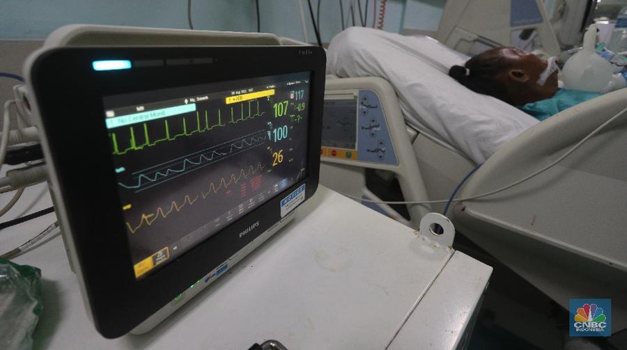 Petugas kesehatan memeriksa pasien Covid-19 diruangan Instalasi Gawat Darurat (IGD) di RSUD Koja, Jakarta, Senin (30/8/2021). Jumlah pasien Covid-19 yang dirawat di RSUD Koja terus menurun dengan peningkatan pasien sembuh.  
Diruangan IGD hanya ada tiga pasien Covid-19 yang sedang ditangani lebih lanjut.  
Di ruangan bayi terisi dua bayi berada didalam inkubator dengan penanganan khusus dari para nakes.
Berdasarkan data Kementerian Kesehatan (Kemenkes) kasus konfirmasi positif Covid-19 di tanah air hari ini bertambah 5.436 kasus, menurun dibandingkan dengan sehari sebelumnya 7.427 kasus. 
Dengan pertambahan ini maka total kasus konfirmasi positif Covid-19 di Indonesia mencapai 4,079 juta.
Sementara, jumlah pasien sembuh bertambah 19.398 orang pada hari ini, sehingga total kasus sembuh menjadi 3.743.716. (CNBC Indonesia/ Tri Susilo)
