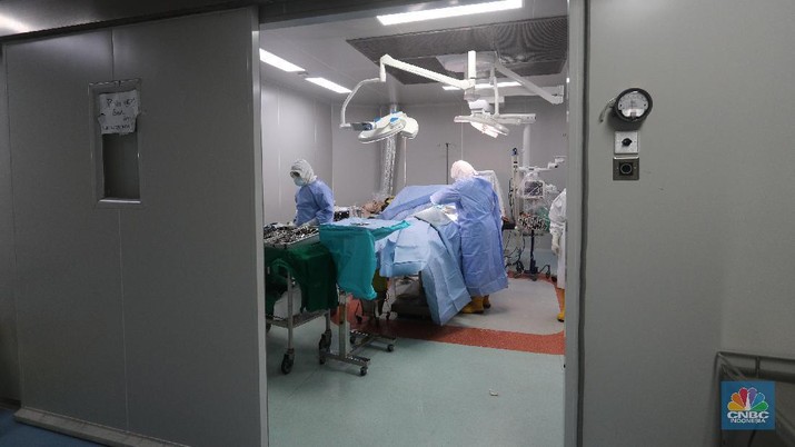 Petugas kesehatan memeriksa pasien Covid-19 diruangan Instalasi Gawat Darurat (IGD) di RSUD Koja, Jakarta, Senin (30/8/2021). Jumlah pasien Covid-19 yang dirawat di RSUD Koja terus menurun dengan peningkatan pasien sembuh.  
Diruangan IGD hanya ada tiga pasien Covid-19 yang sedang ditangani lebih lanjut.  
Di ruangan bayi terisi dua bayi berada didalam inkubator dengan penanganan khusus dari para nakes.
Berdasarkan data Kementerian Kesehatan (Kemenkes) kasus konfirmasi positif Covid-19 di tanah air hari ini bertambah 5.436 kasus, menurun dibandingkan dengan sehari sebelumnya 7.427 kasus. 
Dengan pertambahan ini maka total kasus konfirmasi positif Covid-19 di Indonesia mencapai 4,079 juta.
Sementara, jumlah pasien sembuh bertambah 19.398 orang pada hari ini, sehingga total kasus sembuh menjadi 3.743.716. (CNBC Indonesia/ Tri Susilo)