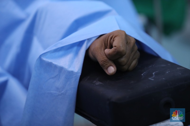 Petugas kesehatan memeriksa pasien Covid-19 diruangan Instalasi Gawat Darurat (IGD) di RSUD Koja, Jakarta, Senin (30/8/2021). Jumlah pasien Covid-19 yang dirawat di RSUD Koja terus menurun dengan peningkatan pasien sembuh.  
Diruangan IGD hanya ada tiga pasien Covid-19 yang sedang ditangani lebih lanjut.  
Di ruangan bayi terisi dua bayi berada didalam inkubator dengan penanganan khusus dari para nakes.
Berdasarkan data Kementerian Kesehatan (Kemenkes) kasus konfirmasi positif Covid-19 di tanah air hari ini bertambah 5.436 kasus, menurun dibandingkan dengan sehari sebelumnya 7.427 kasus. 
Dengan pertambahan ini maka total kasus konfirmasi positif Covid-19 di Indonesia mencapai 4,079 juta.
Sementara, jumlah pasien sembuh bertambah 19.398 orang pada hari ini, sehingga total kasus sembuh menjadi 3.743.716. (CNBC Indonesia/ Tri Susilo)