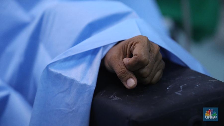 Petugas kesehatan memeriksa pasien Covid-19 diruangan Instalasi Gawat Darurat (IGD) di RSUD Koja, Jakarta, Senin (30/8/2021). Jumlah pasien Covid-19 yang dirawat di RSUD Koja terus menurun dengan peningkatan pasien sembuh.  
Diruangan IGD hanya ada tiga pasien Covid-19 yang sedang ditangani lebih lanjut.  
Di ruangan bayi terisi dua bayi berada didalam inkubator dengan penanganan khusus dari para nakes.
Berdasarkan data Kementerian Kesehatan (Kemenkes) kasus konfirmasi positif Covid-19 di tanah air hari ini bertambah 5.436 kasus, menurun dibandingkan dengan sehari sebelumnya 7.427 kasus. 
Dengan pertambahan ini maka total kasus konfirmasi positif Covid-19 di Indonesia mencapai 4,079 juta.
Sementara, jumlah pasien sembuh bertambah 19.398 orang pada hari ini, sehingga total kasus sembuh menjadi 3.743.716. (CNBC Indonesia/ Tri Susilo)