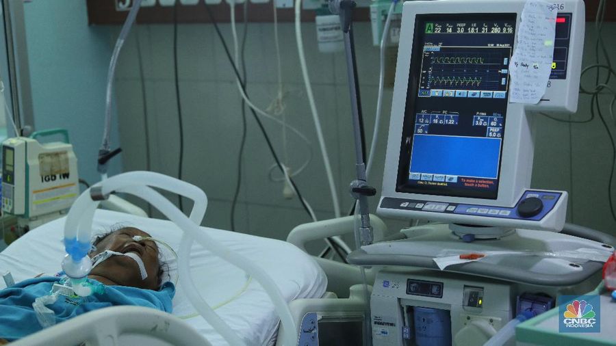 Petugas kesehatan memeriksa pasien Covid-19 diruangan Instalasi Gawat Darurat (IGD) di RSUD Koja, Jakarta, Senin (30/8/2021). Jumlah pasien Covid-19 yang dirawat di RSUD Koja terus menurun dengan peningkatan pasien sembuh.  
Diruangan IGD hanya ada tiga pasien Covid-19 yang sedang ditangani lebih lanjut.  
Di ruangan bayi terisi dua bayi berada didalam inkubator dengan penanganan khusus dari para nakes.
Berdasarkan data Kementerian Kesehatan (Kemenkes) kasus konfirmasi positif Covid-19 di tanah air hari ini bertambah 5.436 kasus, menurun dibandingkan dengan sehari sebelumnya 7.427 kasus. 
Dengan pertambahan ini maka total kasus konfirmasi positif Covid-19 di Indonesia mencapai 4,079 juta.
Sementara, jumlah pasien sembuh bertambah 19.398 orang pada hari ini, sehingga total kasus sembuh menjadi 3.743.716. (CNBC Indonesia/ Tri Susilo)