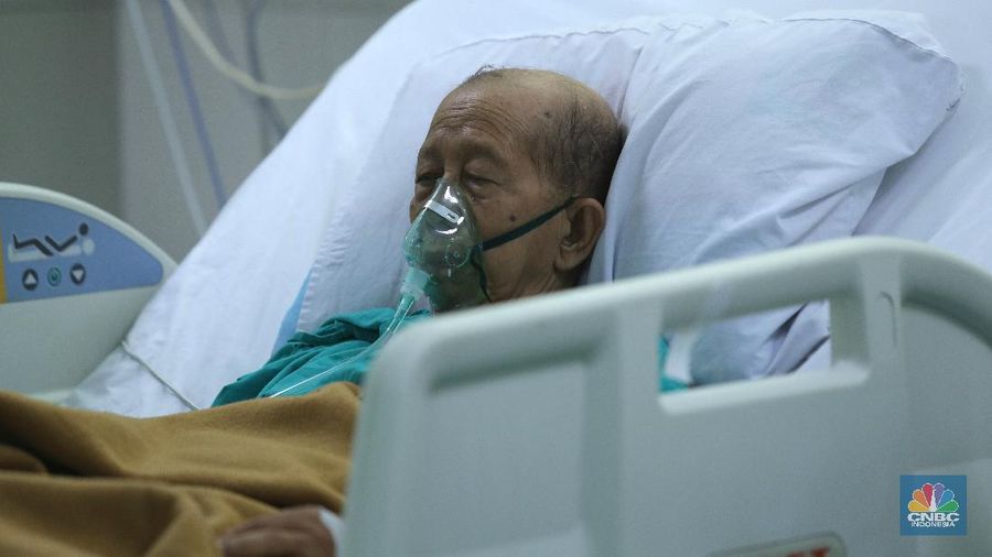 Petugas kesehatan memeriksa pasien Covid-19 diruangan Instalasi Gawat Darurat (IGD) di RSUD Koja, Jakarta, Senin (30/8/2021). Jumlah pasien Covid-19 yang dirawat di RSUD Koja terus menurun dengan peningkatan pasien sembuh.  
Diruangan IGD hanya ada tiga pasien Covid-19 yang sedang ditangani lebih lanjut.  
Di ruangan bayi terisi dua bayi berada didalam inkubator dengan penanganan khusus dari para nakes.
Berdasarkan data Kementerian Kesehatan (Kemenkes) kasus konfirmasi positif Covid-19 di tanah air hari ini bertambah 5.436 kasus, menurun dibandingkan dengan sehari sebelumnya 7.427 kasus. 
Dengan pertambahan ini maka total kasus konfirmasi positif Covid-19 di Indonesia mencapai 4,079 juta.
Sementara, jumlah pasien sembuh bertambah 19.398 orang pada hari ini, sehingga total kasus sembuh menjadi 3.743.716. (CNBC Indonesia/ Tri Susilo)
