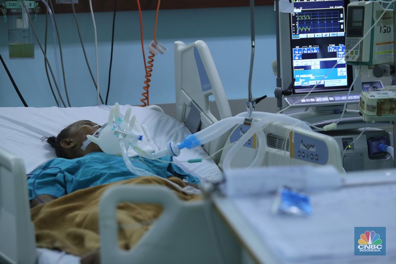 Petugas kesehatan memeriksa pasien Covid-19 diruangan Instalasi Gawat Darurat (IGD) di RSUD Koja, Jakarta, Senin (30/8/2021). Jumlah pasien Covid-19 yang dirawat di RSUD Koja terus menurun dengan peningkatan pasien sembuh.  
Diruangan IGD hanya ada tiga pasien Covid-19 yang sedang ditangani lebih lanjut.  
Di ruangan bayi terisi dua bayi berada didalam inkubator dengan penanganan khusus dari para nakes.
Berdasarkan data Kementerian Kesehatan (Kemenkes) kasus konfirmasi positif Covid-19 di tanah air hari ini bertambah 5.436 kasus, menurun dibandingkan dengan sehari sebelumnya 7.427 kasus. 
Dengan pertambahan ini maka total kasus konfirmasi positif Covid-19 di Indonesia mencapai 4,079 juta.
Sementara, jumlah pasien sembuh bertambah 19.398 orang pada hari ini, sehingga total kasus sembuh menjadi 3.743.716. (CNBC Indonesia/ Tri Susilo)